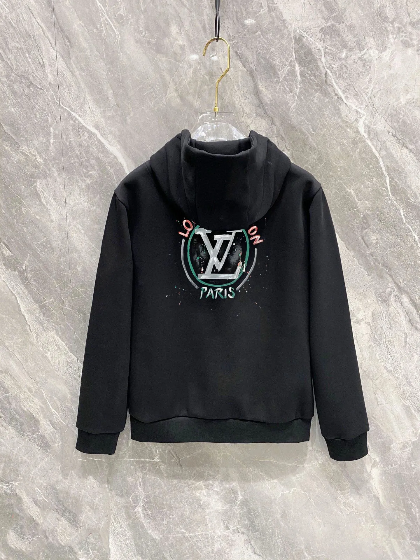 🅿️420 [LV Louis Vuitton] (Fat Man Gospel) hot-selling suit is coming. Focus on the original version of the official website. 2025 new hot-selling cardigan sweater suit. The original order is the best. 🇭🇰The meticulous work of top designers is dedicated to a fitting and perfect upper body effect. All-natural high-quality Roman cotton 100%, close-fitting comfort, noble and elegant! Original hardware embodies elegance and nobility! Counter size: M-5XL (maximum wear up to 220 pounds)
